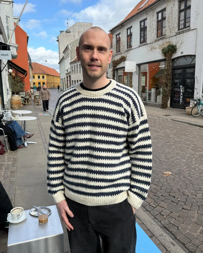 Otto Sweater Man | kontrastreiche Streifen aus Atlas von Sandnes Garn