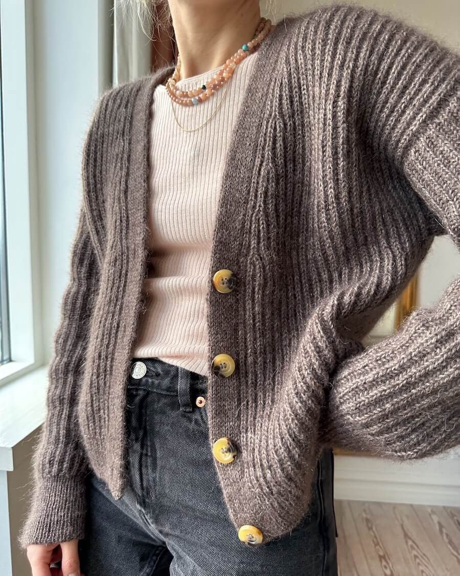 Cardigan Agnete | cardigan classique en motif verni avec Tynn Peer Gynt et Tynn Silk Mohair de Sandnes Garn