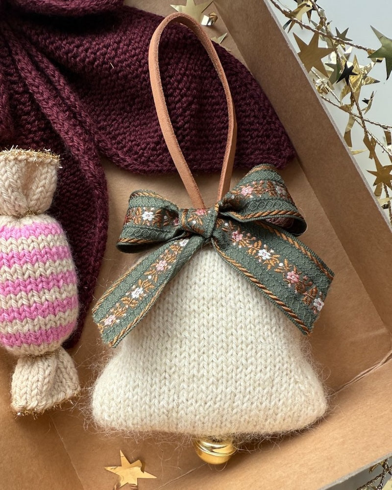 Clochette de Noël | une décoration d'intérieur délicate avec Sunday et Tynn Silk Mohair de Sandnes Garn