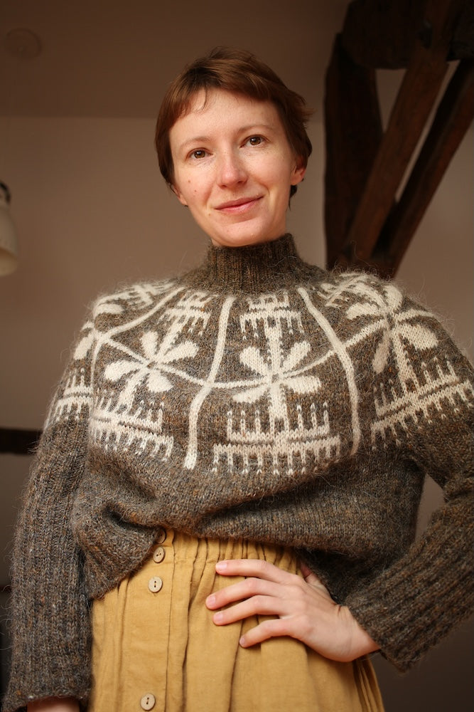 Yardana Pullover | Pull norvégien fleuri en Plötulopi de Lopi Island