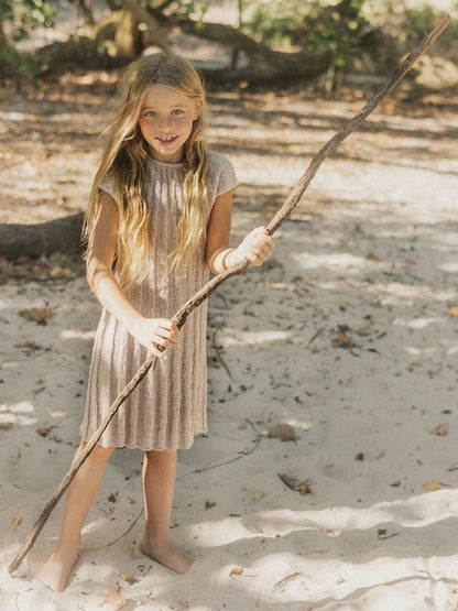Robe pour enfants Fiona | fines rayures torsadées en Tynn Line de Sandnes Garn