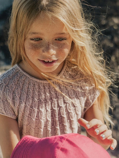Robe pour enfants Fiona | fines rayures torsadées en Tynn Line de Sandnes Garn