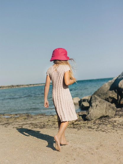 Robe pour enfants Fiona | fines rayures torsadées en Tynn Line de Sandnes Garn