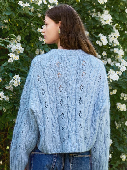 Junia Sweater | romantisches Zopfmuster aus Peer Gynt und Tynn Silk Mohair von Sandnes Garn