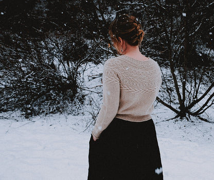 Maglione Oksa | motivo a trecce decorativo sul carré in Far di Woolfolk