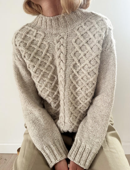 Maglione Asta | motivo a trecce casual realizzato con un solo filo di Atlas di Sandnes Garn