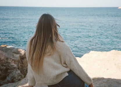 Beach Day Jumper | pull d'été doux et vaporeux en Le Coton & Alpaca de Biches & Bûches