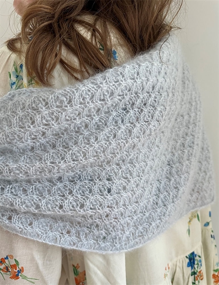 Bellis Scarf | Motif floral délicat en fil Alpaca Folgetrad et Tynn Silk Mohair de Sandnes Garn