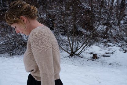 Maglione Oksa | motivo a trecce decorativo sul carré in Far di Woolfolk