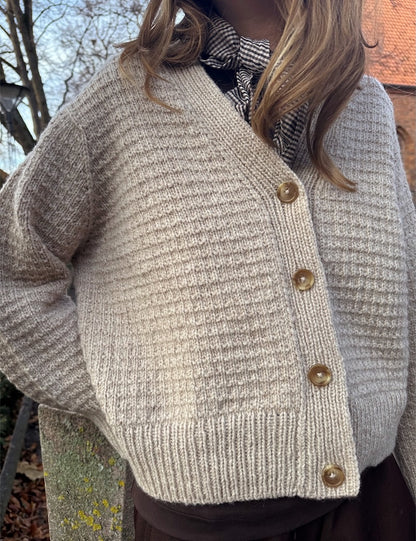 Gilet Caia | motif délicat en satin de Sandnes Garn