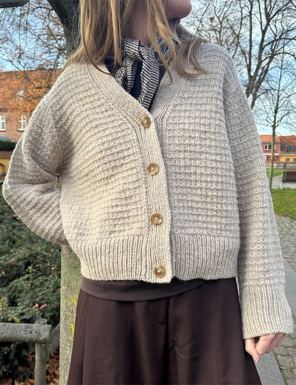 Gilet Caia | motif délicat en satin de Sandnes Garn