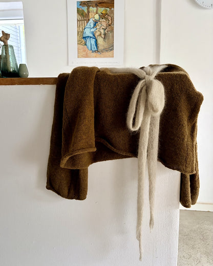 The Bow Sweater | Maglione con fiocco in Le Petit Lambswool e Le Petit Silk & Mohair di Biches & Bûches