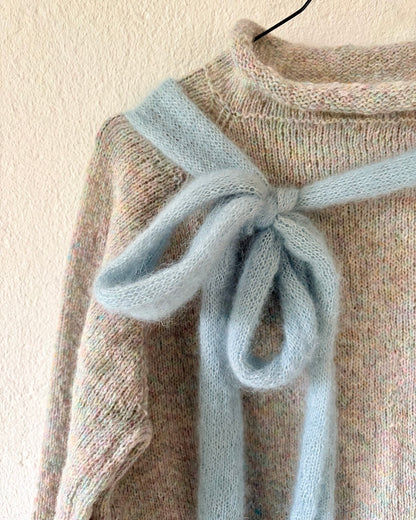 The Bow Sweater | Maglione con fiocco in Le Petit Lambswool e Le Petit Silk & Mohair di Biches & Bûches