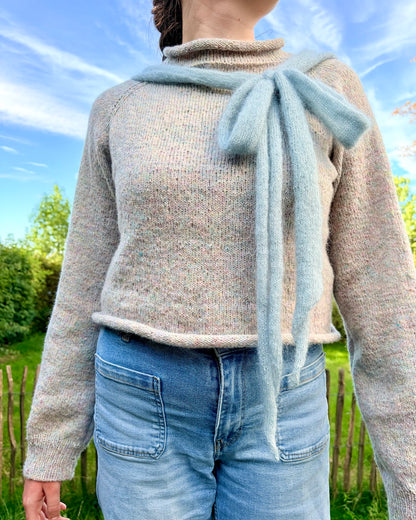 The Bow Sweater | Maglione con fiocco in Le Petit Lambswool e Le Petit Silk & Mohair di Biches & Bûches