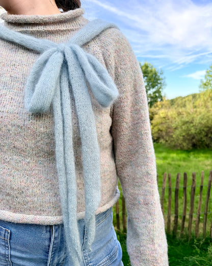 The Bow Sweater | Maglione con fiocco in Le Petit Lambswool e Le Petit Silk & Mohair di Biches & Bûches