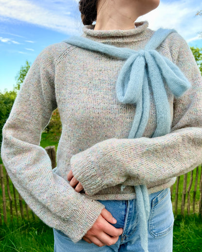The Bow Sweater | Maglione con fiocco in Le Petit Lambswool e Le Petit Silk & Mohair di Biches & Bûches