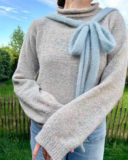 The Bow Sweater | Maglione con fiocco in Le Petit Lambswool e Le Petit Silk & Mohair di Biches & Bûches