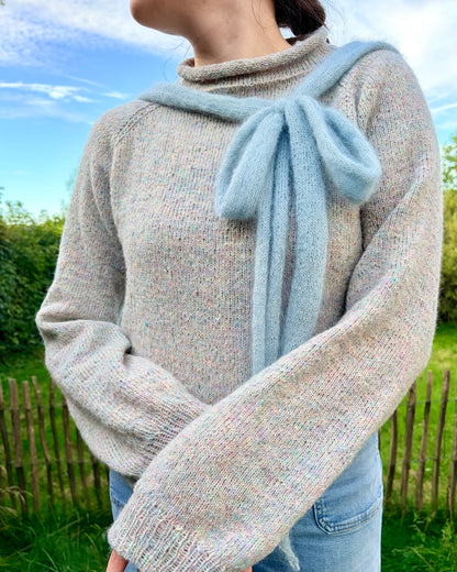 The Bow Sweater | Maglione con fiocco in Le Petit Lambswool e Le Petit Silk & Mohair di Biches & Bûches