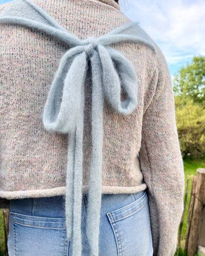 The Bow Sweater | Maglione con fiocco in Le Petit Lambswool e Le Petit Silk & Mohair di Biches & Bûches