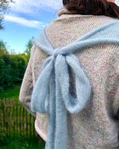 The Bow Sweater | Maglione con fiocco in Le Petit Lambswool e Le Petit Silk & Mohair di Biches & Bûches