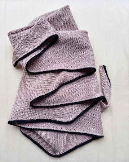 Det enkleste sjal med en lille linje | af Cheeky Merino Joy fra Rosy Green Wool med Pinta og Mohair Bliss fra Pascuali