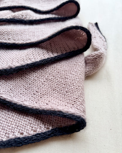 Det enkleste sjal med en lille linje | af Cheeky Merino Joy fra Rosy Green Wool med Pinta og Mohair Bliss fra Pascuali
