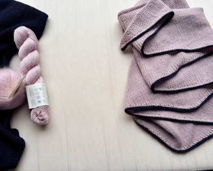Det enkleste sjal med en lille linje | af Cheeky Merino Joy fra Rosy Green Wool med Pinta og Mohair Bliss fra Pascuali