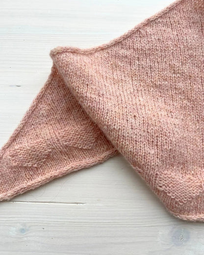 Châle Lille Hjerte | de tendres petits cœurs en Le Petit Lambswool de Biches & Bûches