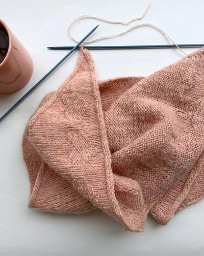 Châle Lille Hjerte | de tendres petits cœurs en Le Petit Lambswool de Biches & Bûches