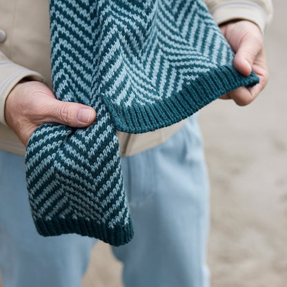 Linewalk Scarf | fiskbensmönster av Lovely Merino Treat från Rosy Green Wool