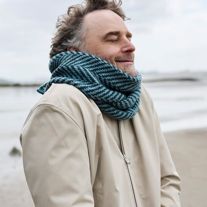 Linewalk Scarf | fiskbensmönster av Lovely Merino Treat från Rosy Green Wool