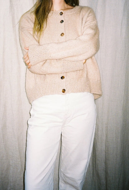 Marlo Cardigan | klassisch und mit seidigem Fall aus Le Petit Organic Cotton und Le Petit Silk & Mohair von Biches & Bûches