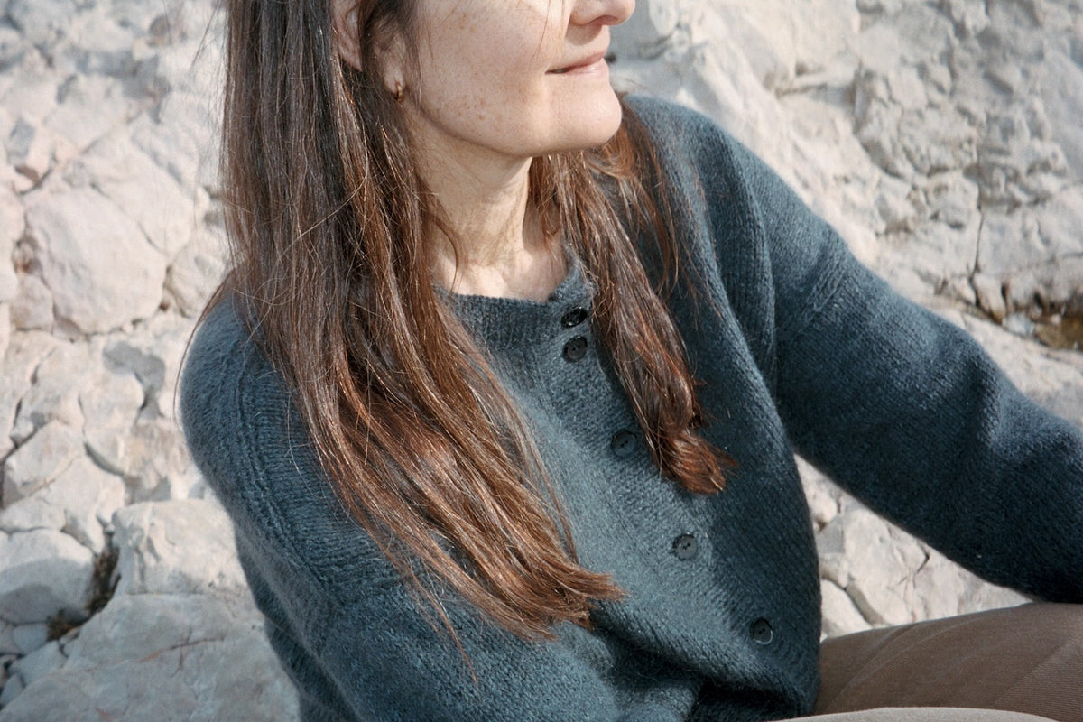 Marlo Cardigan | klassisch und mit seidigem Fall aus Le Petit Organic Cotton und Le Petit Silk & Mohair von Biches & Bûches