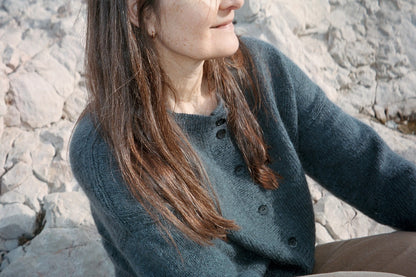 Marlo Cardigan | klassisch und mit seidigem Fall aus Le Petit Organic Cotton und Le Petit Silk & Mohair von Biches & Bûches