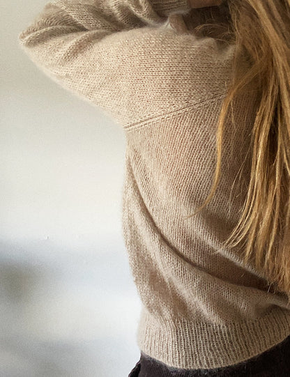 Vega V-Neck | Pull en mohair délicat tricoté avec du Tynn Silk Mohair de Sandnes Garn