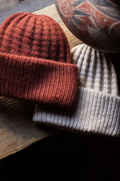 Datura Hat | fluffig weiche Mütze aus Far von Woolfolk