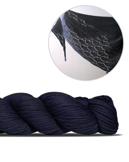 Ainu | afslappet, luftigt sjal i Big Merino Hug fra Rosy Green Wool
