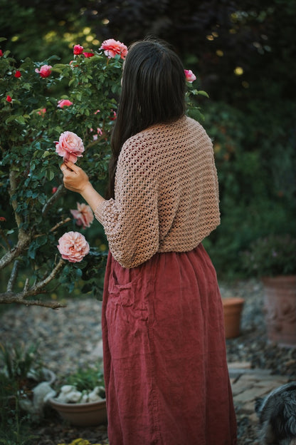 Akina Shrug | petit gilet délicat en Line de Sandnes Garn