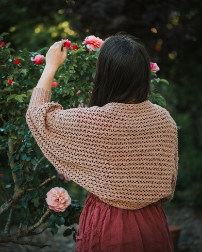 Akina Shrug | petit gilet délicat en Line de Sandnes Garn