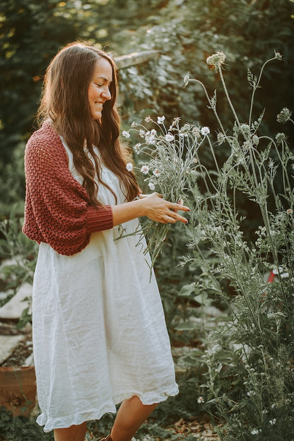 Akina Shrug | petit gilet délicat en Line de Sandnes Garn
