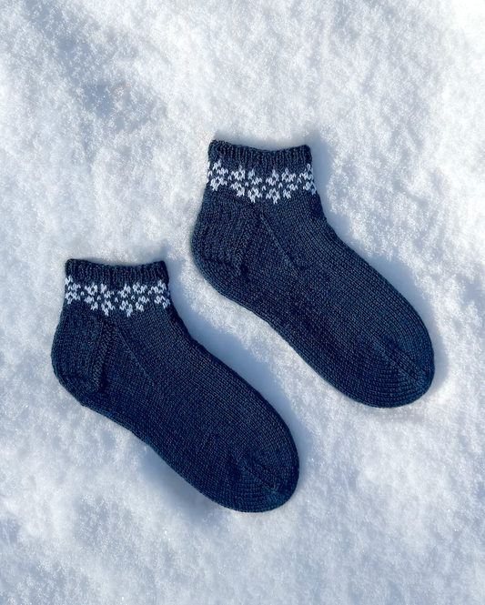 January Socks | Motif flocons de neige en Sisu de Sandnes Garn avec tutoriel gratuit