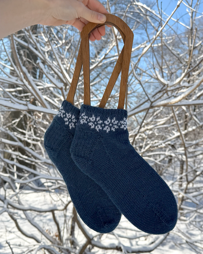 January Socks | Motif flocons de neige en Sisu de Sandnes Garn avec tutoriel gratuit