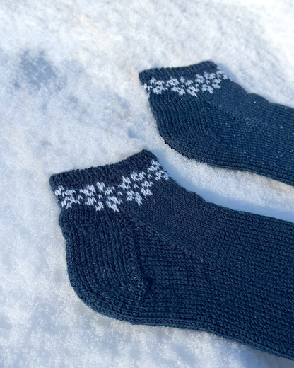 January Socks | Motif flocons de neige en Sisu de Sandnes Garn avec tutoriel gratuit