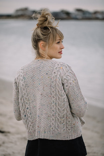 Winters Beach Cardi | robustes Zopfmuster aus Peer Gynt von Sandnes Garn