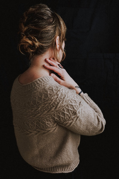Maglione Oksa | motivo a trecce decorativo sul carré in Far di Woolfolk