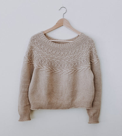 Maglione Oksa | motivo a trecce decorativo sul carré in Far di Woolfolk