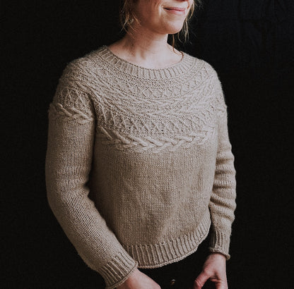 Maglione Oksa | motivo a trecce decorativo sul carré in Far di Woolfolk