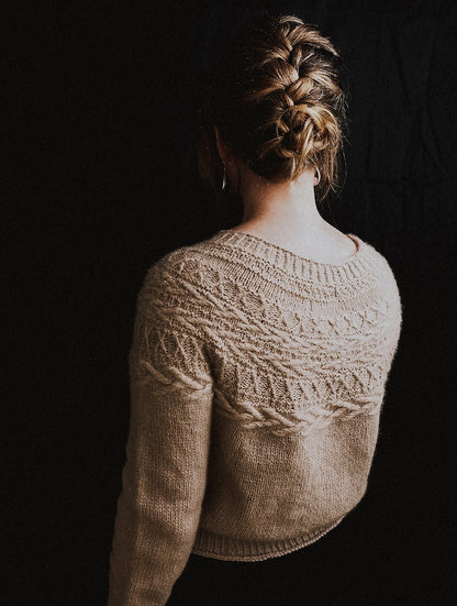 Maglione Oksa | motivo a trecce decorativo sul carré in Far di Woolfolk