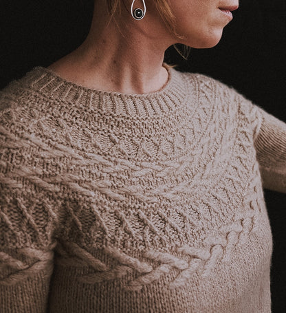 Maglione Oksa | motivo a trecce decorativo sul carré in Far di Woolfolk