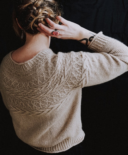 Maglione Oksa | motivo a trecce decorativo sul carré in Far di Woolfolk
